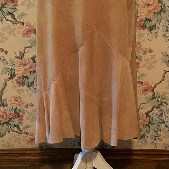 Vintage Ideology Suede Leather Skirt; Deep Beige W/Fitted Seams; Women's Size 8 - Picture 4 of 16